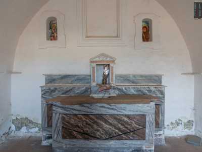 L�interno � spoglio ad eccezione dell�altare in pietra, di due nicchie con le immagini della Vergine e di Sant�Antonio...